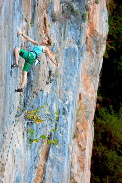 Extreme Sport atleet opknoping op verticale natuurlijke wand — Stockfoto