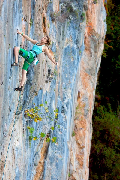 Extreme Sport sportowca wiszące na pionowej ścianie naturalne — Zdjęcie stockowe