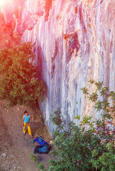 Due arrampicatori lavorano in coppia su parete rocciosa verticale con Su — Foto Stock