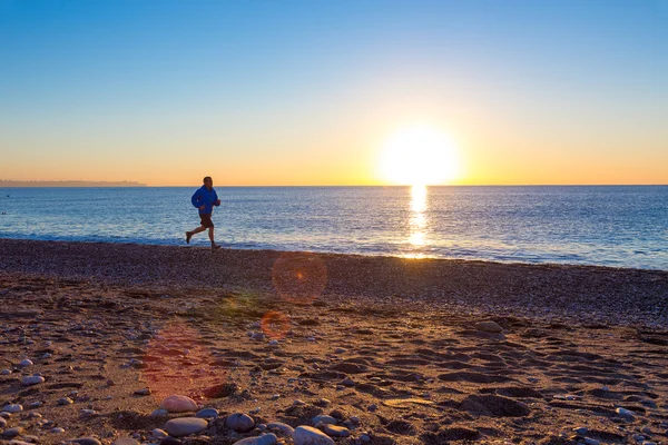 Silhueta de Jogger masculino em Ocean Beach ao nascer do sol — Fotografia de Stock