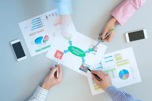 Bovenste weergave handen van zakelijke mensen bijeenkomst op grijs — Stockfoto