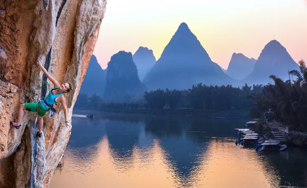 Imagem brilhante do jovem escalador de rochas Sunrise karst Mountains na China e no rio — Fotografia de Stock