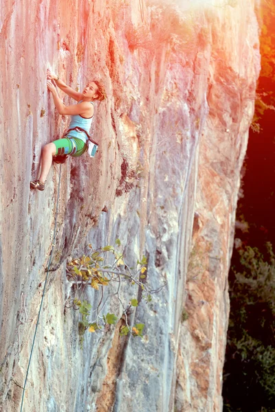 Atleta de deporte extremo colgando de la pared natural vertical —  Fotos de Stock