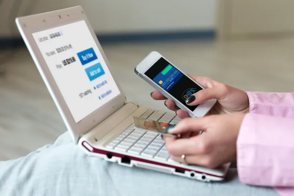 Person shopping making Mobile Payment with Telephone — Stock Photo, Image