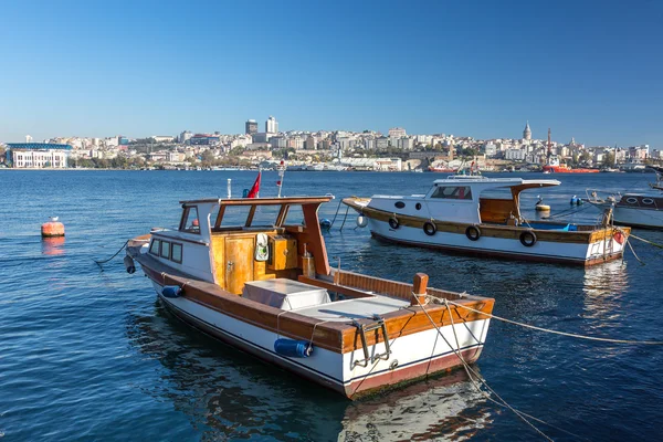 Deniz liman ve şehir görünümü arka plan üzerinde tekneler — Stok fotoğraf