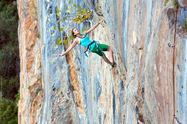 Atleta de deporte extremo colgando de la pared natural vertical — Foto de Stock