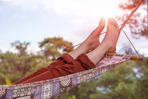 Pessoa relaxante deitado em Hammock no jardim cottage rural — Fotografia de Stock