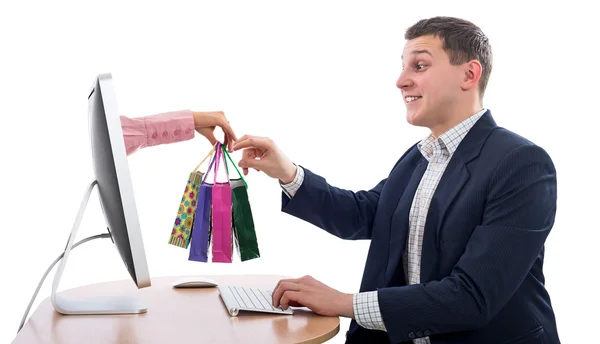 Internet-Einkauf und Lieferung junger Mann bekommt Einkäufe — Stockfoto