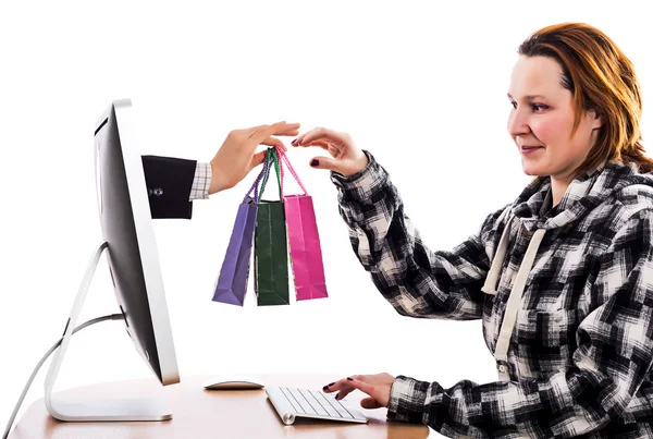 Ψώνια σας μέσω Internet και παράδοση ενήλικη γυναίκα παίρνει τις αγορές — Φωτογραφία Αρχείου