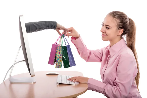 Internet Compras e entrega jovem mulher recebe compras — Fotografia de Stock