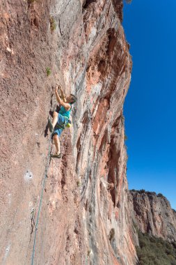 Olgun erkek aşırı dağcı kayalık duvarına kadar hareketli