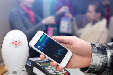 Adam Terminal ile mağaza kasiyer masasında mobil ödeme Tamamlanıyor