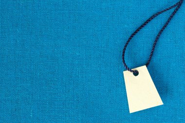Açık mavi kumaş renkli ve boş fiyat etiketi 