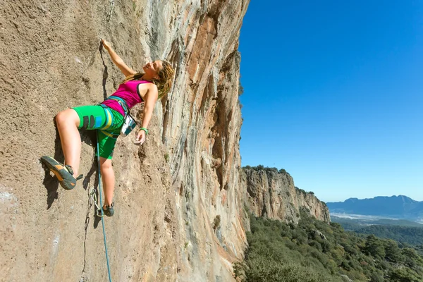 Jeugd vrouwelijke Rock klimmer opknoping op de verticale wand — Stockfoto