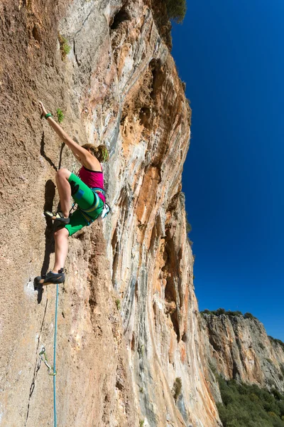 Σώμα του γυναικείου ακραία ορειβάτης εντατικοποίηση στην πανύψηλου κατακόρυφου βράχου — Φωτογραφία Αρχείου