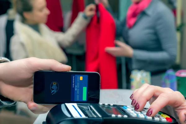 Man voltooiing van mobiel betalen bij de winkel kassiers Bureau met Terminal — Stockfoto