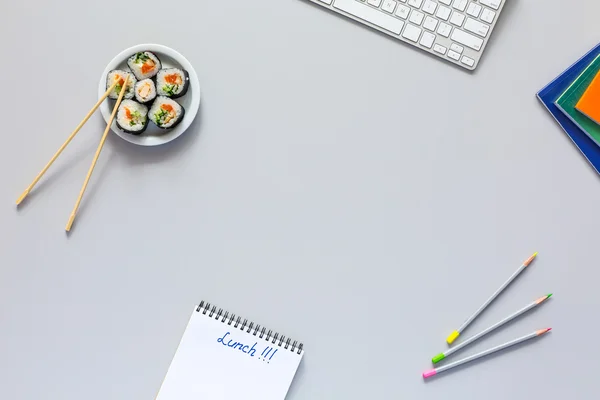 Top weergave van Office-werkzaamheden plaats op grijs Bureau met Sushi — Stockfoto