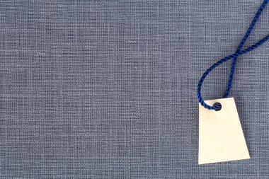 Nötr gri kumaş arka plan ve boş fiyat etiketi 
