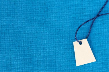 Açık mavi kumaş renkli ve boş fiyat etiketi 