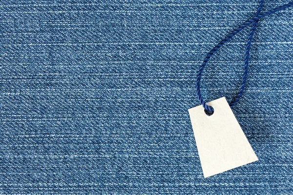 青いデニムのテクスチャ生地背景と空白の価格のタグ — ストック写真