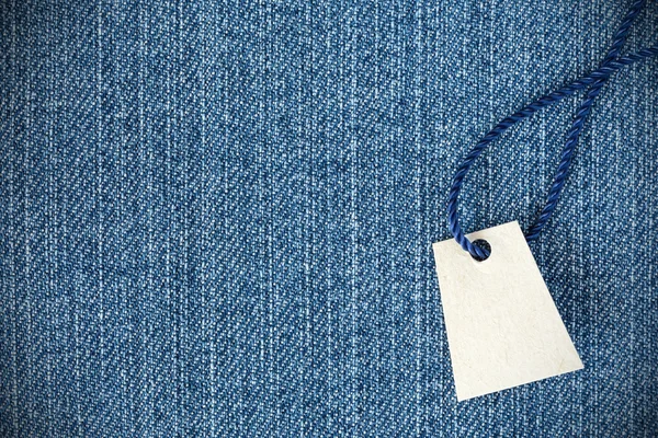 視点青いデニムのテクスチャ生地背景と空白の価格のタグ — ストック写真