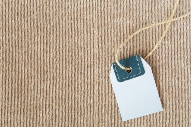 Açık tarafsız bej kumaş renkli ve boş fiyat etiketi