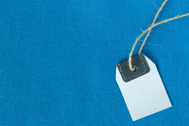 Parlak kumaş arka plan mavi ve fiyat etiketi boş 