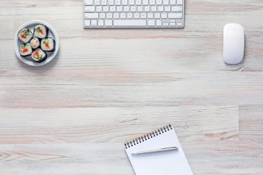 Yumuşak ahşap arka plan ile elektronik ve suşi ayarla