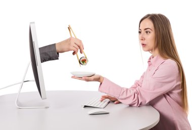 Internet yemek siparişi ve teslimatı genç kadın Öğle Yemeği 
