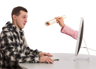 Öğle yemeğini Internet yemek siparişi ve teslimatı genç adam 