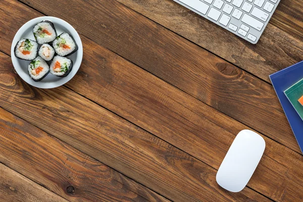 Bovenste weergave van Vintage houten tafel met Computer en voedsel — Stockfoto