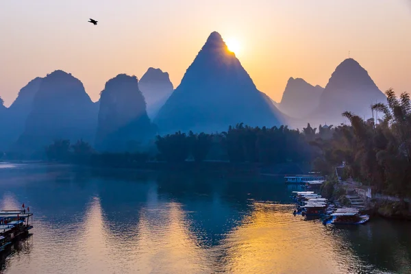 Παραδοσιακή κινεζική Sunrise τοπίο με το νερό και βουνά — Φωτογραφία Αρχείου