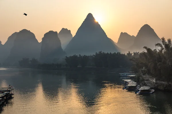 Paisagem tradicional chinesa do nascer do sol com água e montanhas — Fotografia de Stock