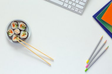 Office iş yerinde üstten görünüm suşi ile beyaz masa