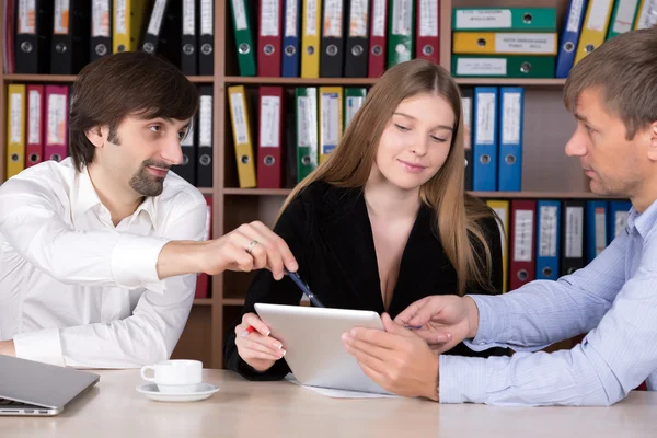 Groupe de personnes discutant d'affaires au bureau — Photo