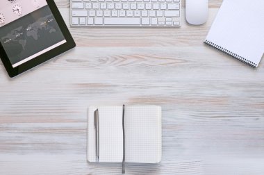 Modern elektronik ve ileti örneği öğeler ahşap arka plan kompozisyonu