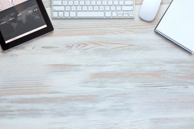 Modern elektronik ve ileti örneği öğeler ahşap arka plan kompozisyonu