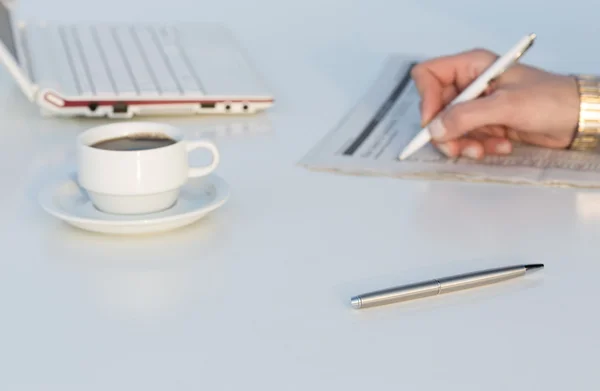 Ângulo vista do local de trabalho com lápis de cor de laptop e jornal de negócios — Fotografia de Stock