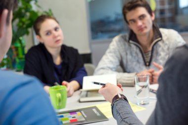 Casual giyim adam işaret içinde tartışma Genç İşadamları