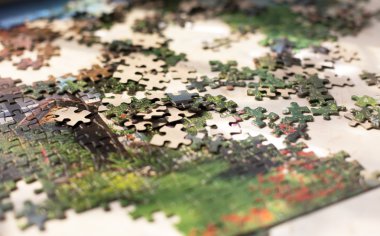 Renkli bulmaca öğeleri bej yüzeyi yığını