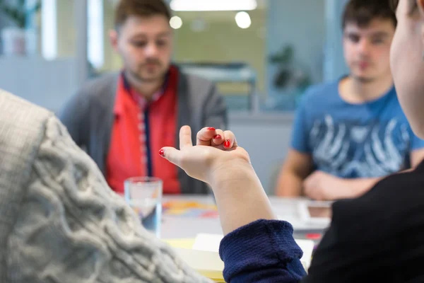 Negócios Discussão Jovens em Vestuário casual Mulher apontando — Fotografia de Stock