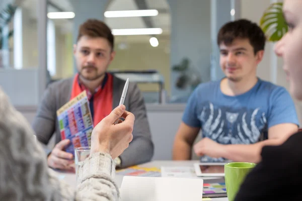 Negocios Discusión jóvenes en ropa casual Hombre señalando — Foto de Stock