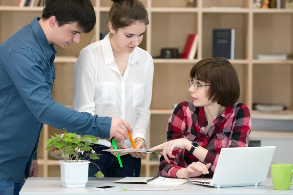 Mujer Gerente discutiendo proyecto con su equipo — Foto de Stock