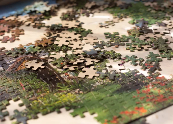 Haufen bunter Puzzleteile auf beiger Oberfläche — Stockfoto
