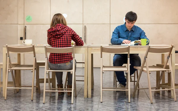 Dva studenti sedí v areálu klubu — Stock fotografie