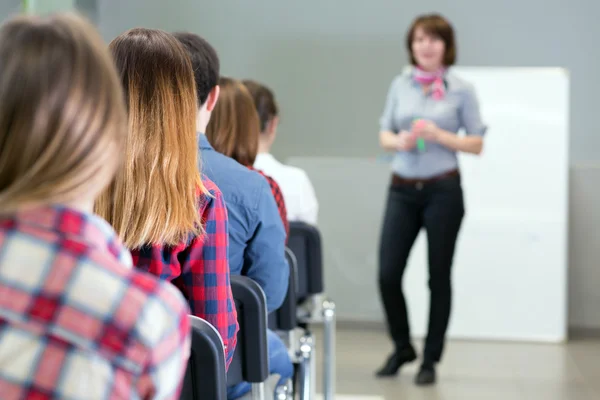 Grupo de estudiantes que escuchan al profesor — Foto de Stock