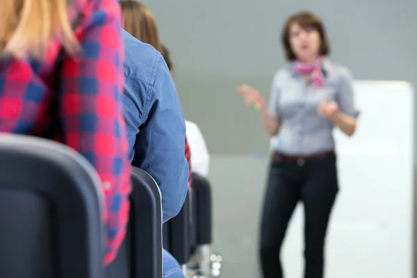 Conférencière prononçant une présentation au public — Photo