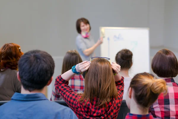 Grupo de estudiantes que escuchan al profesor en Flip Chart — Foto de Stock