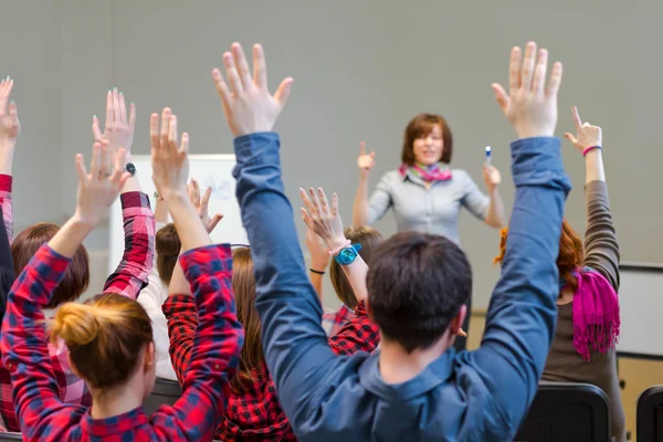 Étudiants actifs levant les bras prêts à répondre aux questions des enseignants — Photo
