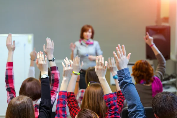 Étudiants actifs levant les bras prêts à répondre aux questions des enseignants — Photo